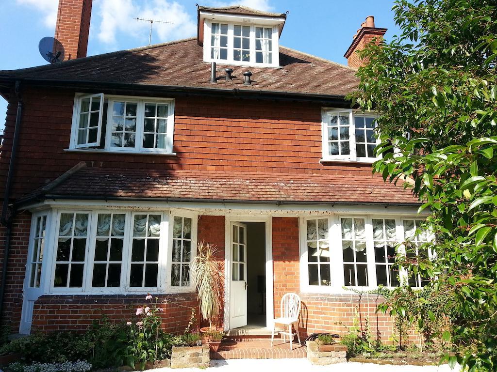 Rosemead Guest House Claygate Bagian luar foto