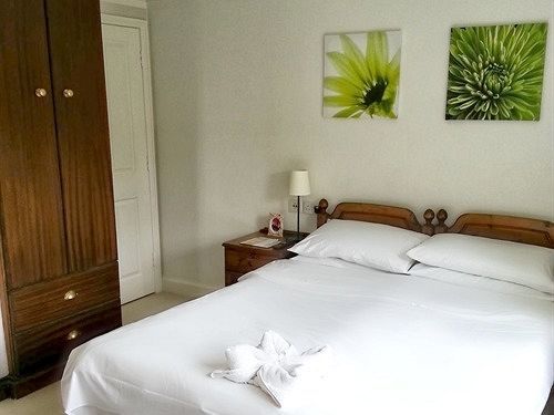 Rosemead Guest House Claygate Bagian luar foto